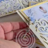 tarjeta_sobre_troquelado_medalla_padre_nuestro